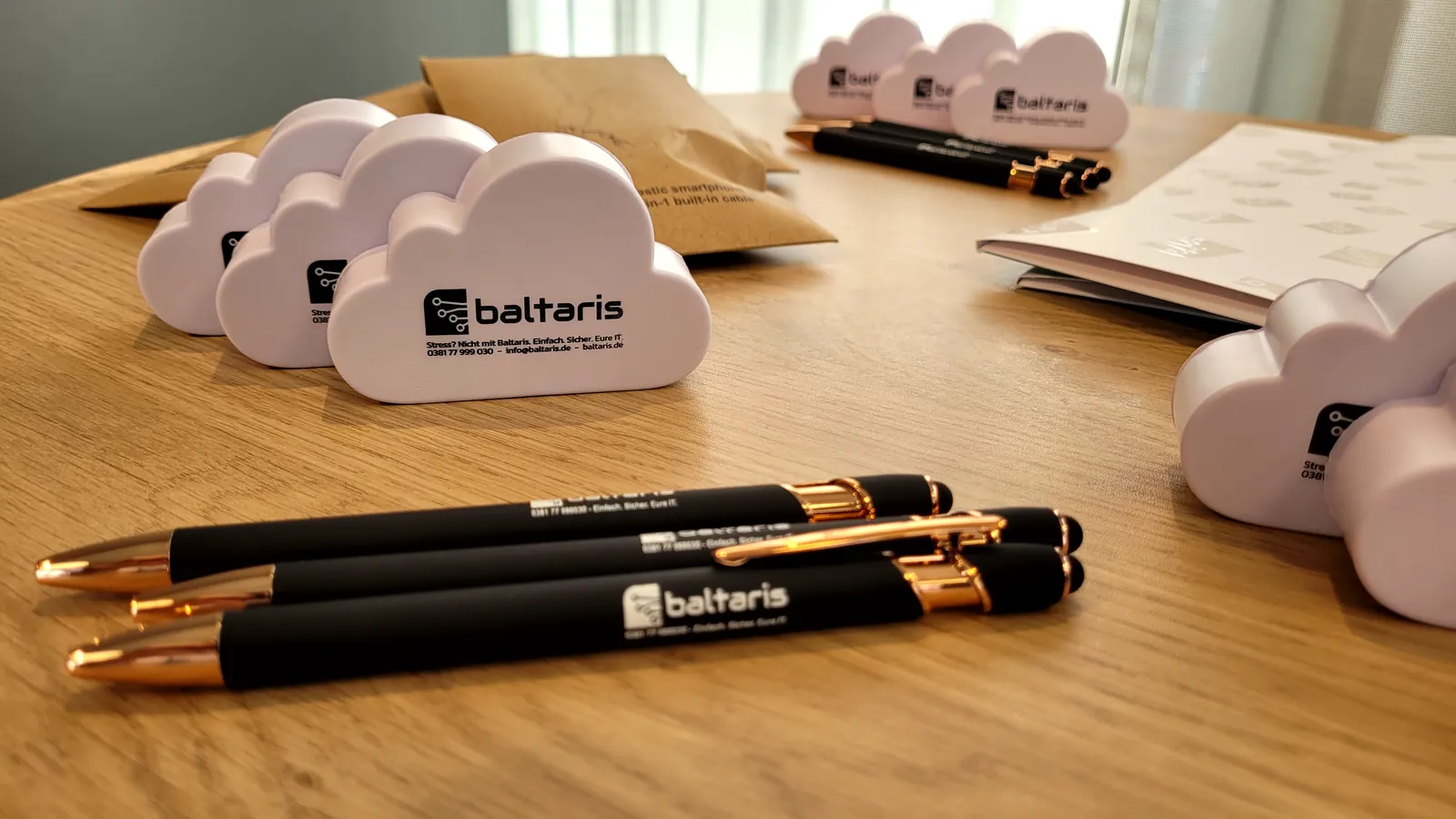Am Baltaris-Tisch: Wolken, Stifte und Mappen für die Gäste