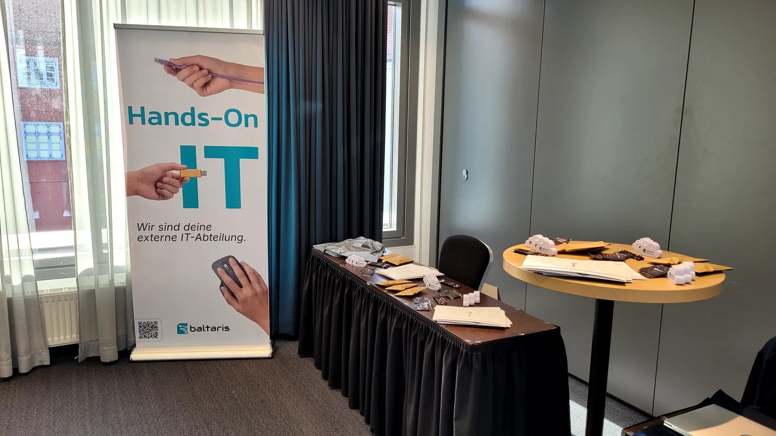 Baltaris-Stand mit Roll-up Hands-On IT