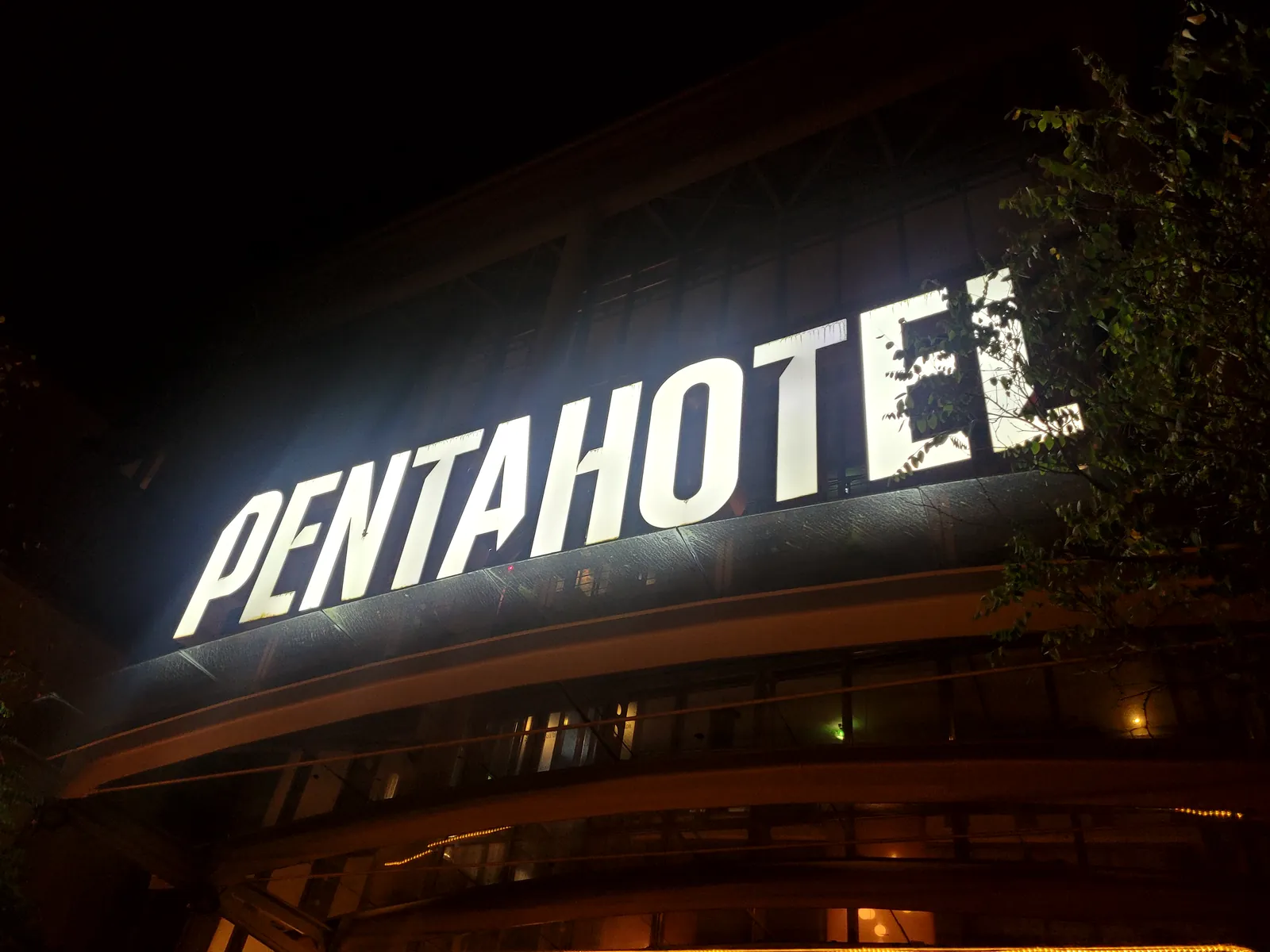 Später Abend vor dem pentahotel Rostock